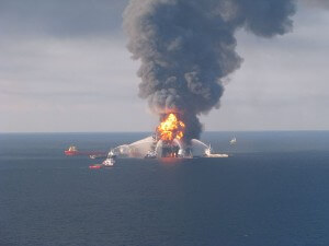 Deepwater_Horizon_fire_2010-04-21